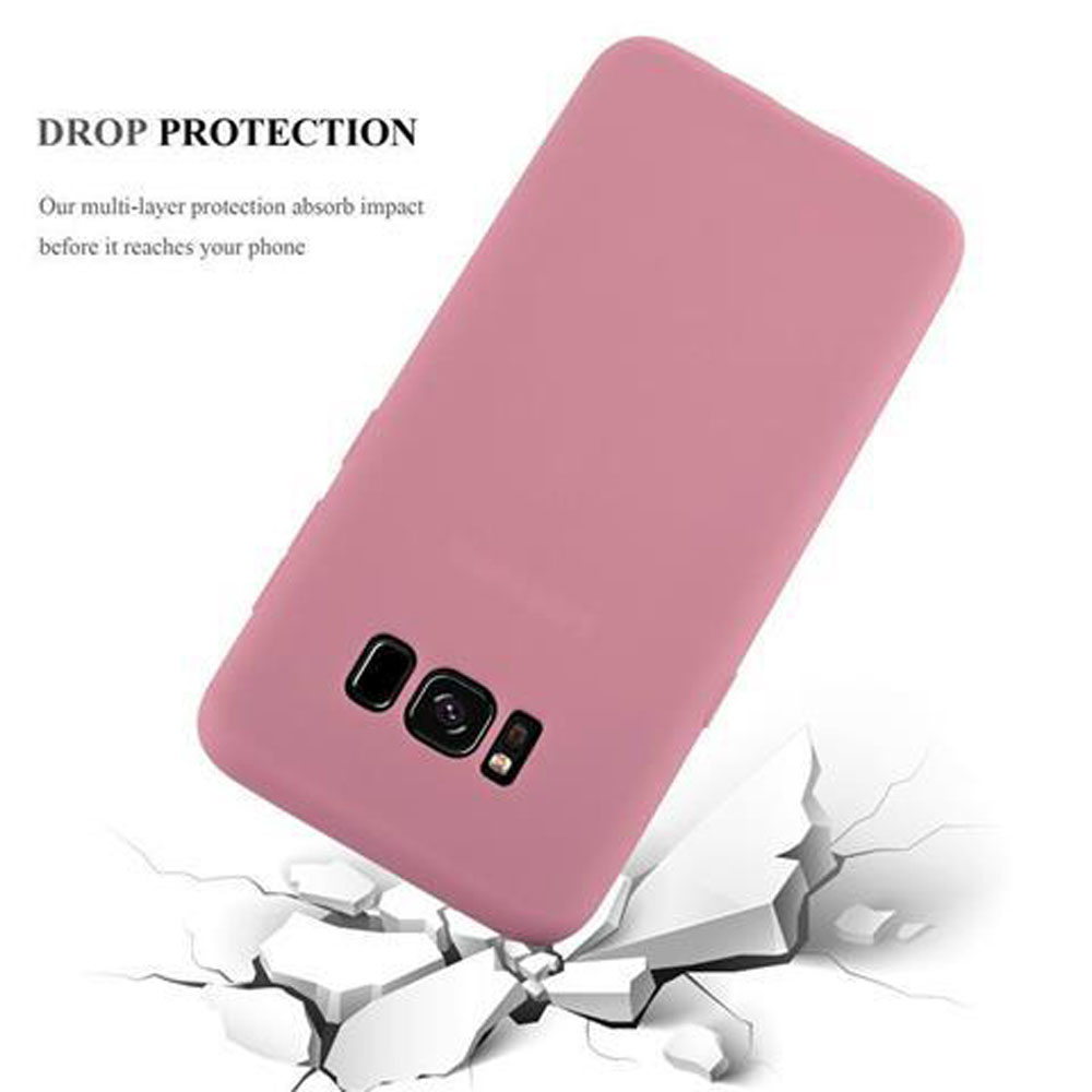Custodia per telefono rosa su terreno rotto. La custodia è angolata, mostrando l'intaglio della fotocamera.
