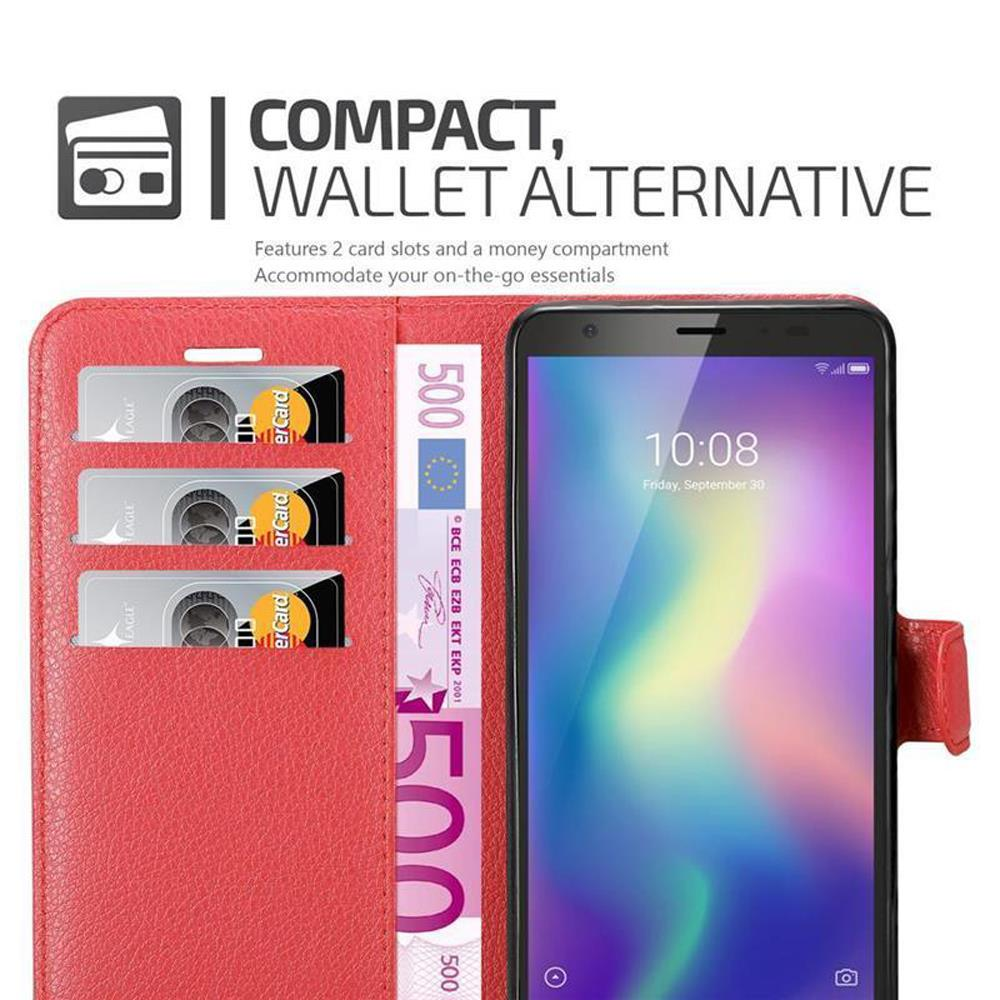 Eine rote Handyhülle mit Kreditkarten und Geld darin. Ein Telefon befindet sich in der Hülle mit der Uhrzeit.