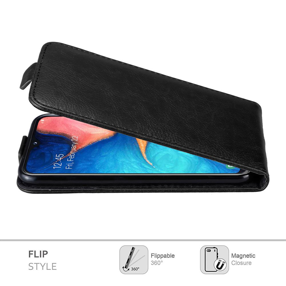 Eine schwarze Handyhülle mit dem Telefon darin. Zeigt Datum und Uhrzeit.