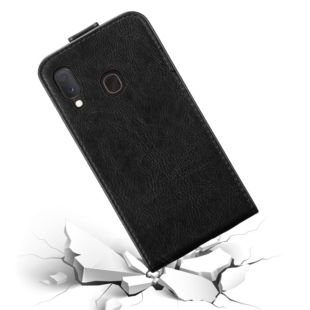 Schwarze Handy-Geldbörsen-Hülle, abgewinkelt. Hülle über zerbrochenem Boden. Lederstruktur mit weißem Hintergrund.