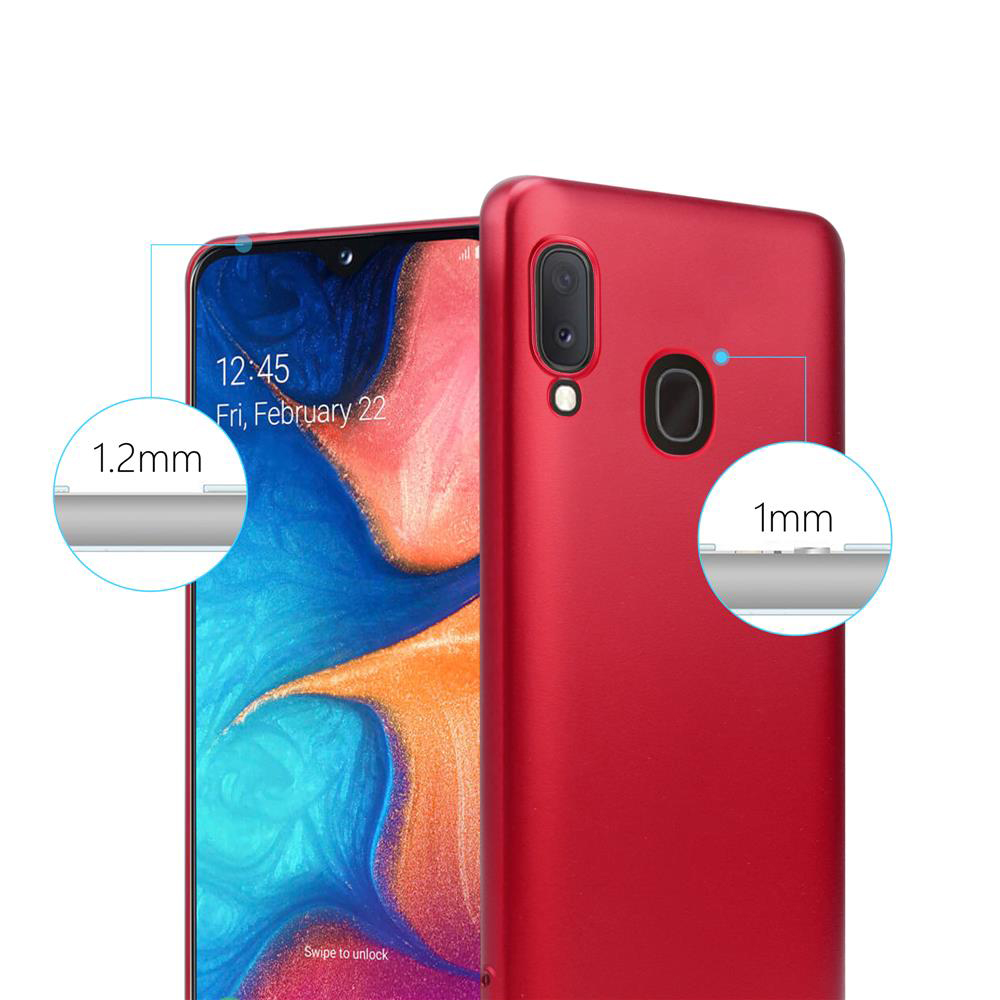Rote Handyhülle neben Telefon. Hülle hat Kameraausschnitt. Telefon zeigt Uhrzeit und Datum an.