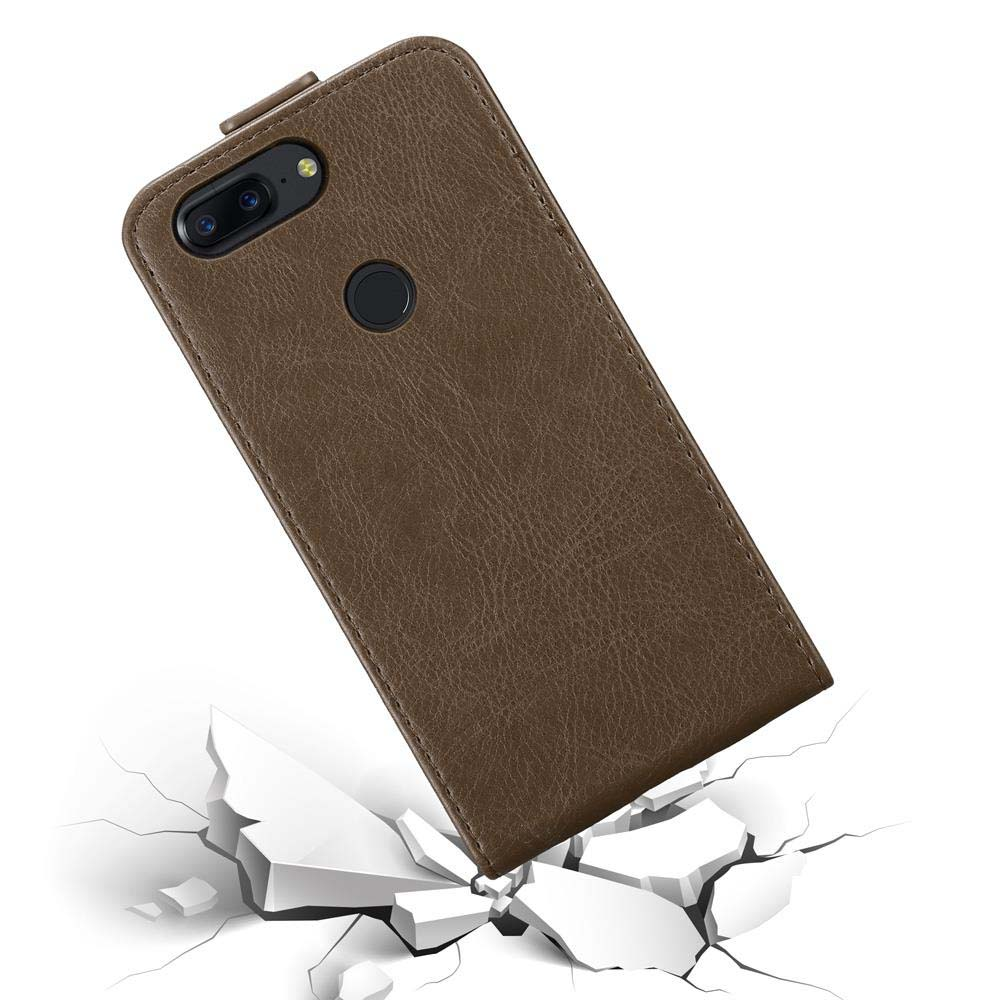 Braune Handyhülle. Telefon auf der Hülle, darunter eine gerissene Oberfläche.
