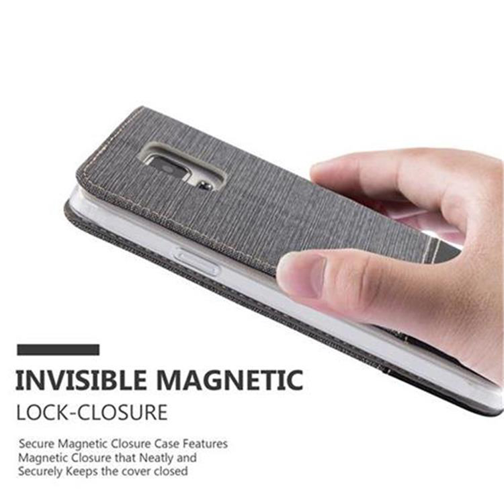 Una mano che tiene una custodia per telefono. La custodia del telefono è grigia e il testo dice chiusura magnetica invisibile.