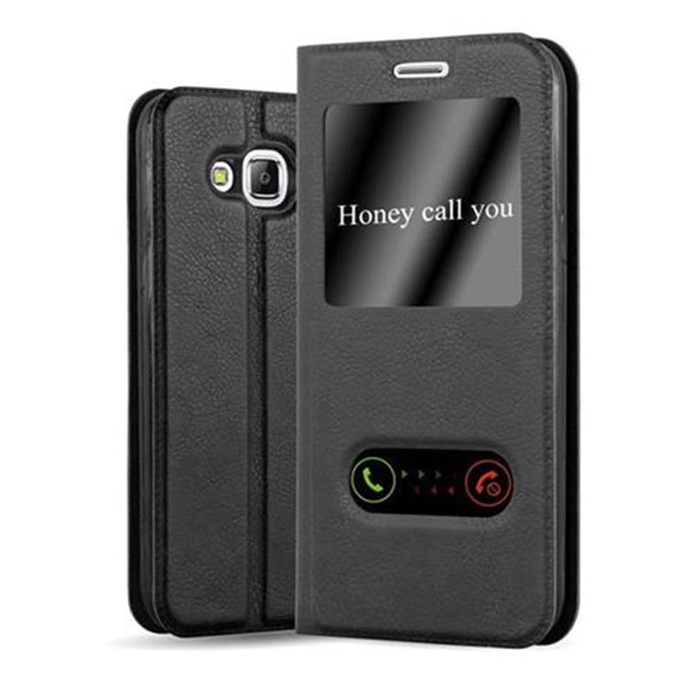 Custodia nera con telefono dentro. La cover mostra una notifica di chiamata.