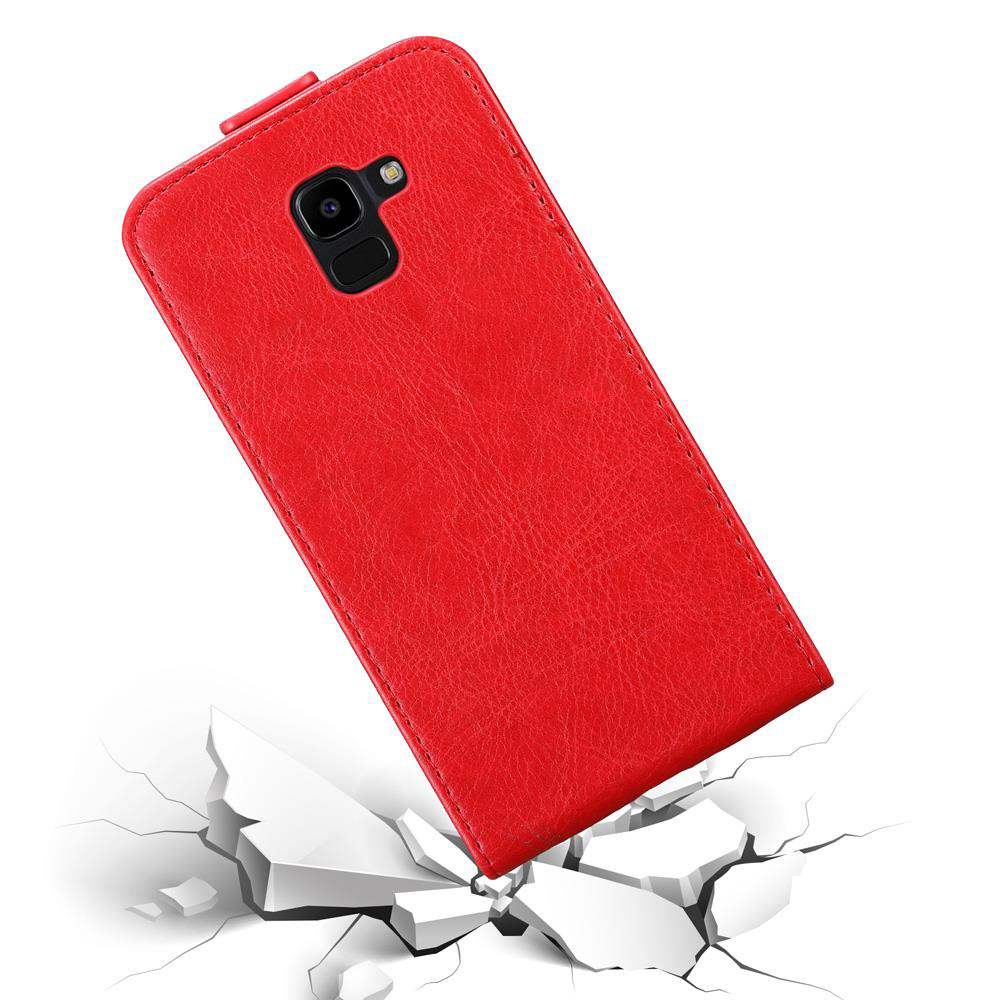 Rote Handyhülle mit einem Telefon. Die Handyhülle fällt auf zerbrochenen Beton. Sturzschutz.