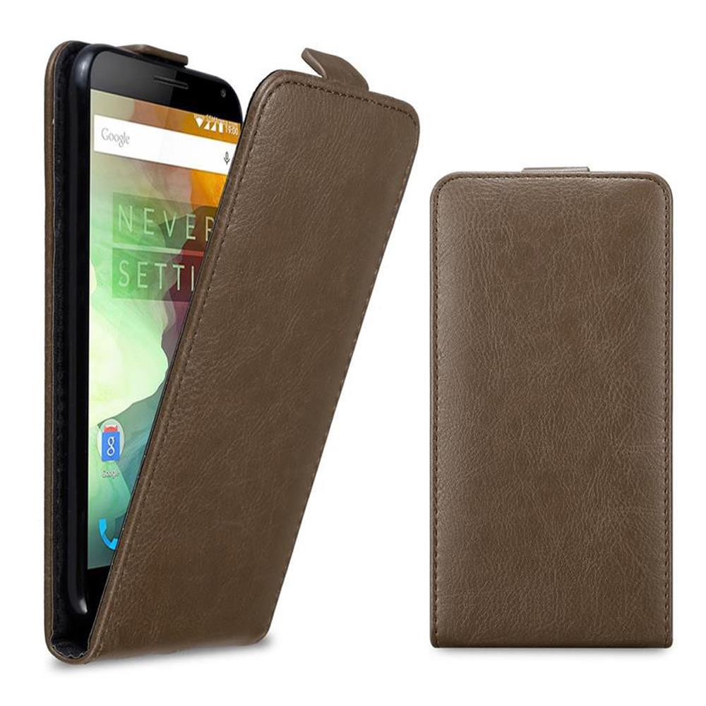 Eine braune Leder-Handyhülle ist geöffnet, mit einem Telefon darin. Die Hülle befindet sich auf weißem Hintergrund.