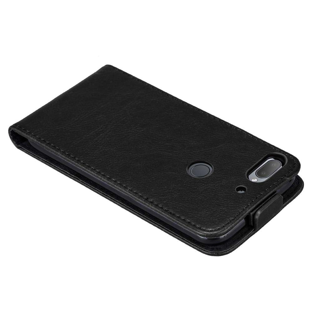 Una custodia per telefono in pelle nera chiusa. La custodia ha un foro per la fotocamera e un pulsante.