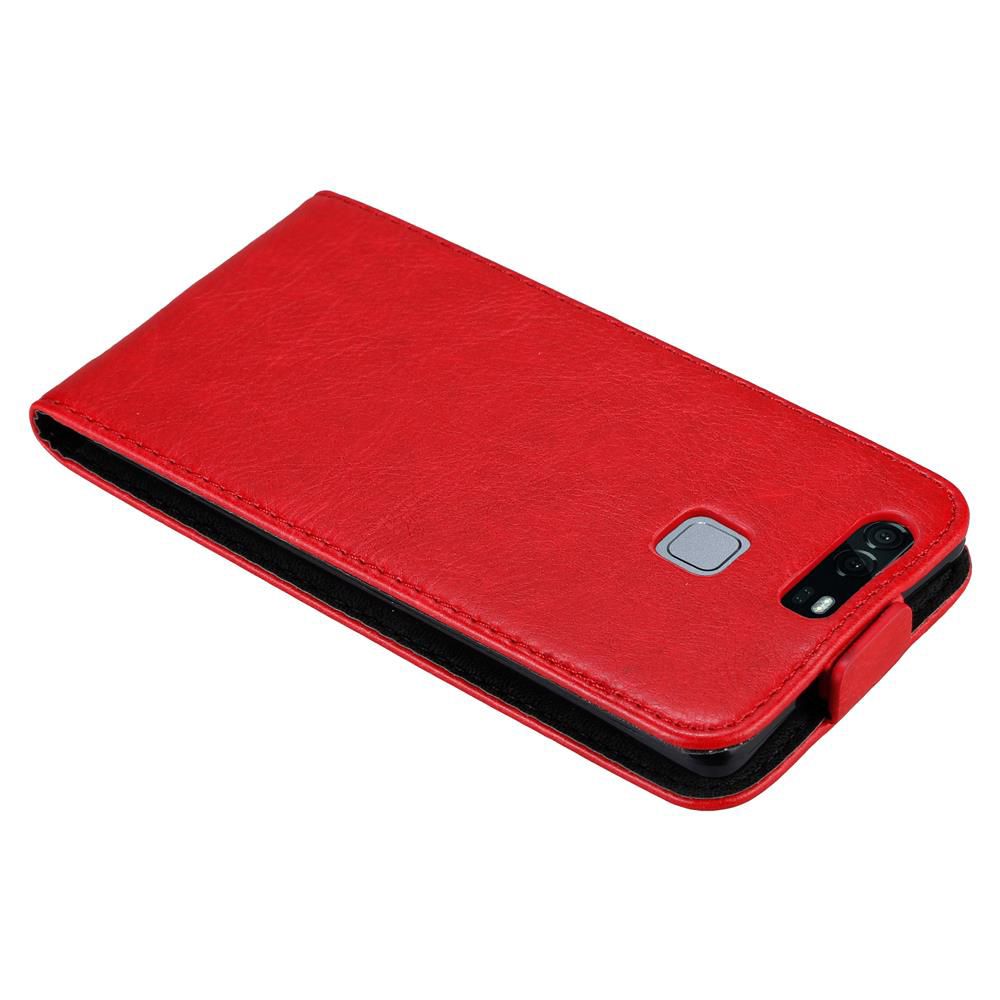 Funda de teléfono de cuero rojo. Cerrada. Recortes para cámara y botones. Interior negro.