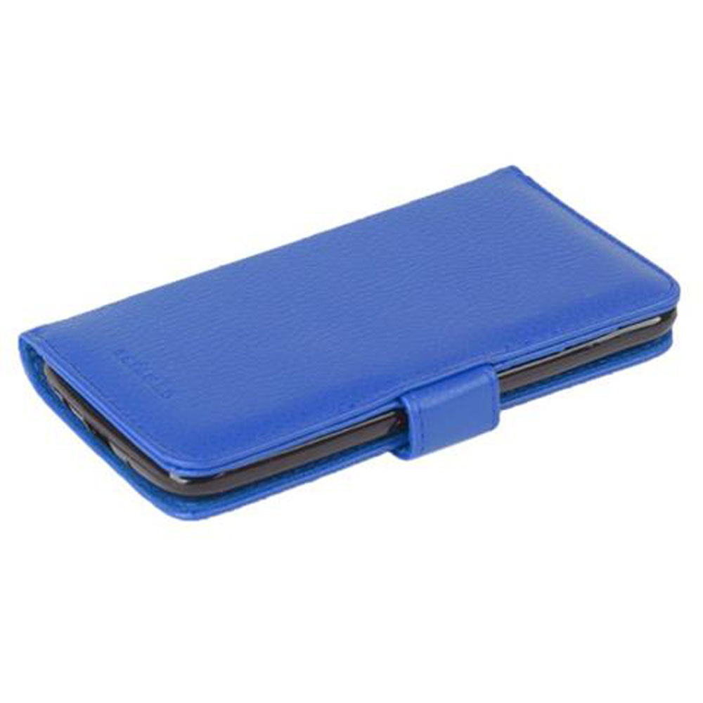Una custodia blu per telefono è esposta, chiusa, con un telefono nero all'interno. La custodia ha una chiusura magnetica.