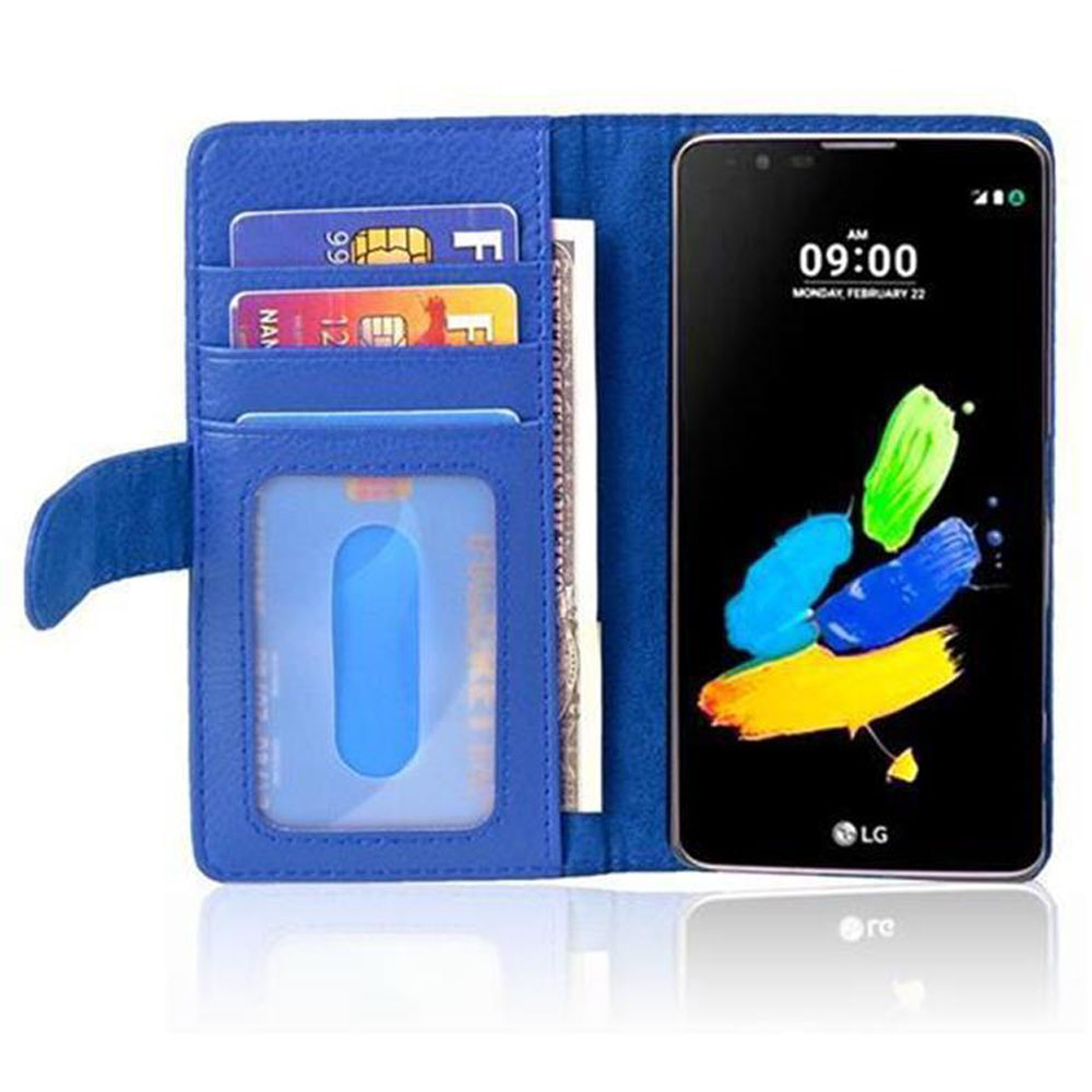 Una custodia blu per telefono con carte e un telefono nero che mostra l'ora. La custodia è aperta.