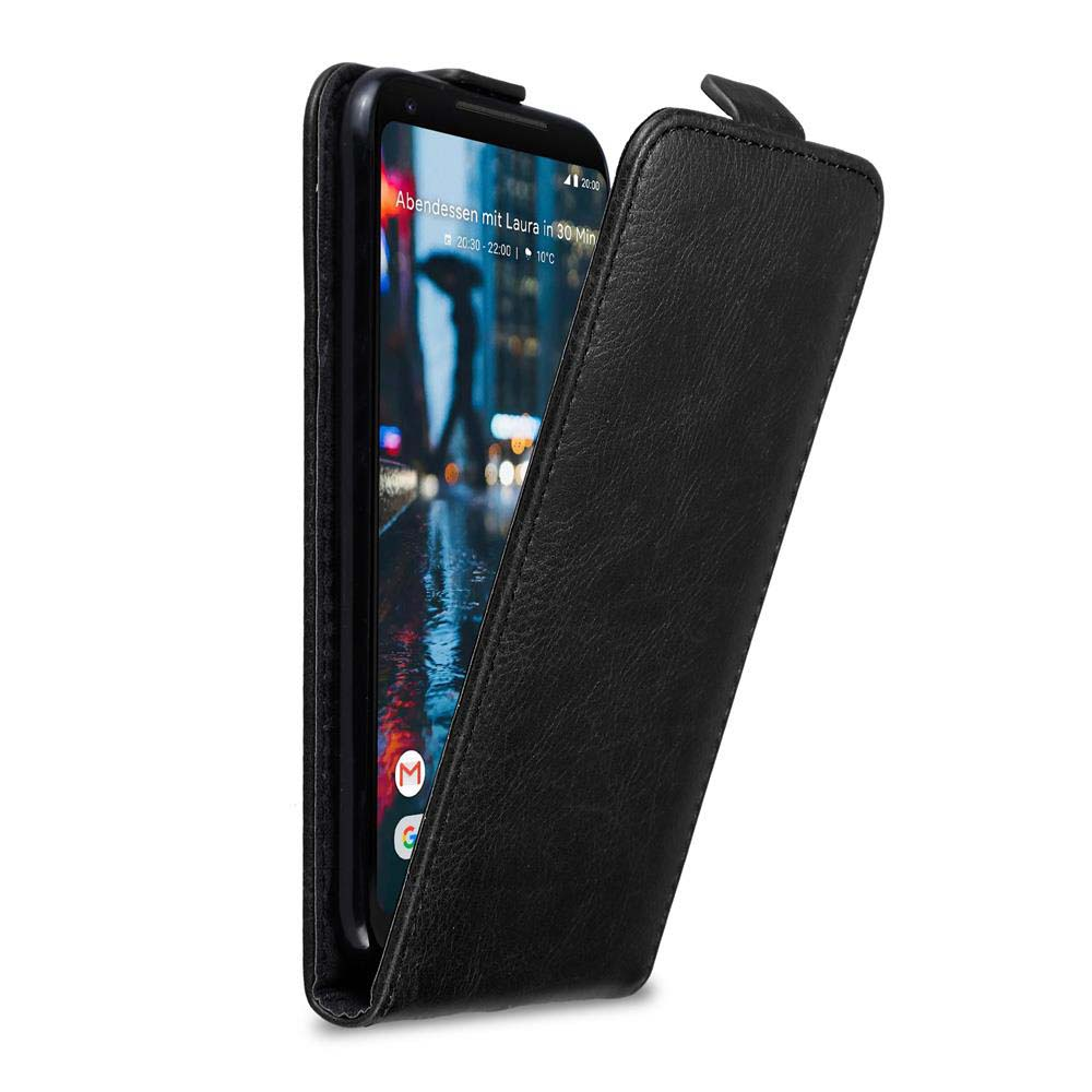 Smartphone nero in custodia in pelle nera, parzialmente aperto, mostra schermo.