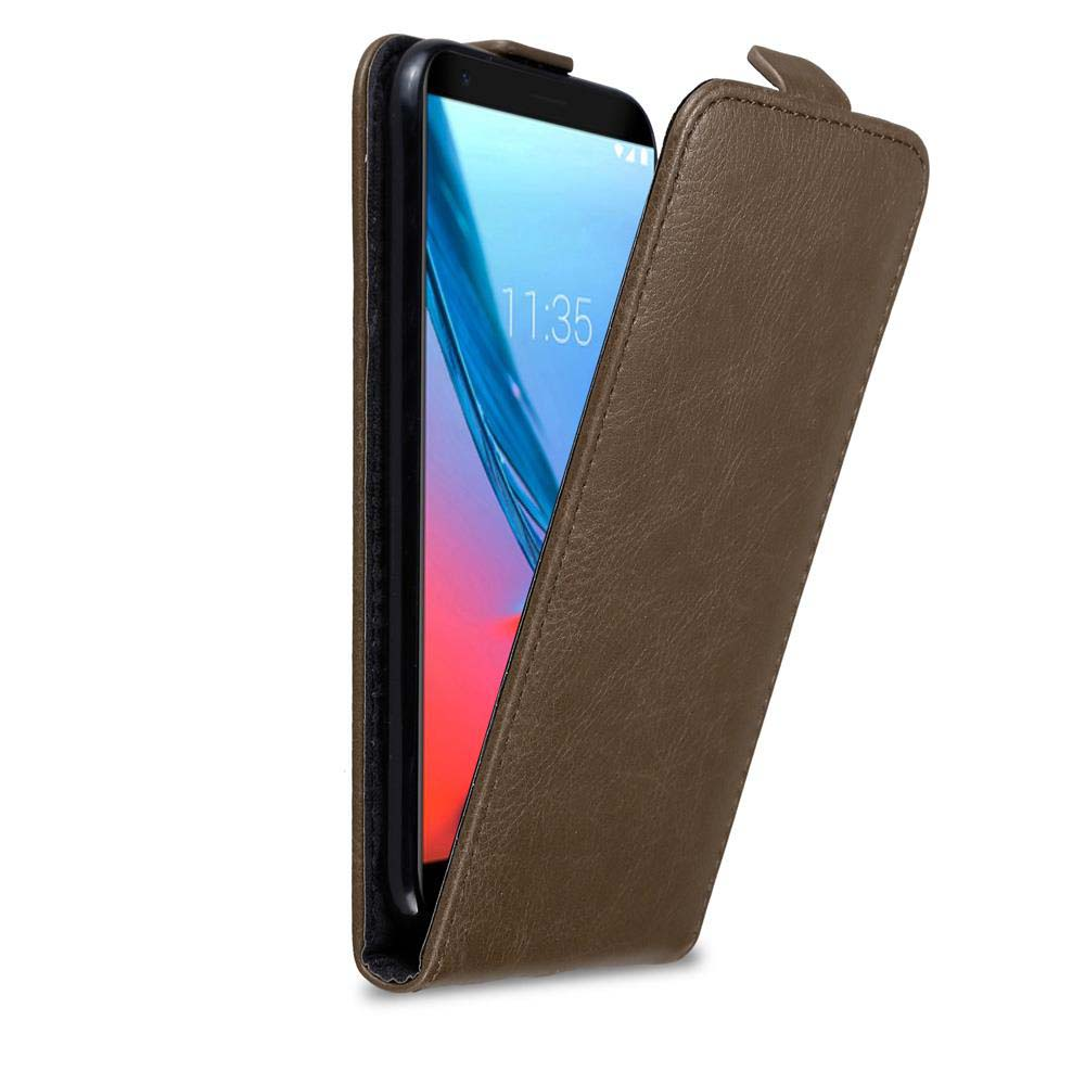 Una custodia marrone aperta, che rivela un telefono con schermo blu.