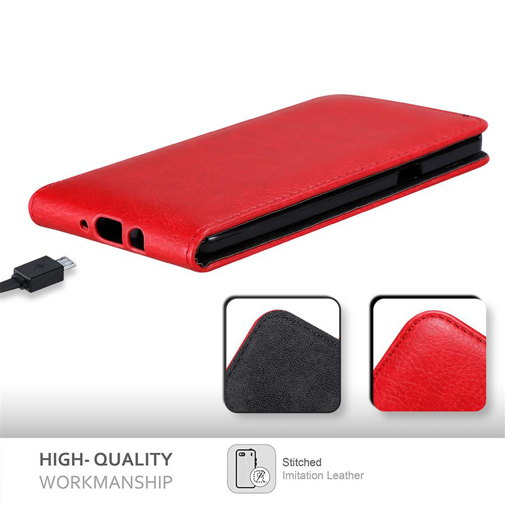 Rote Handyhülle. Ein Telefon mit Ladeanschluss und USB-Kabel. Genähtes Kunstleder.