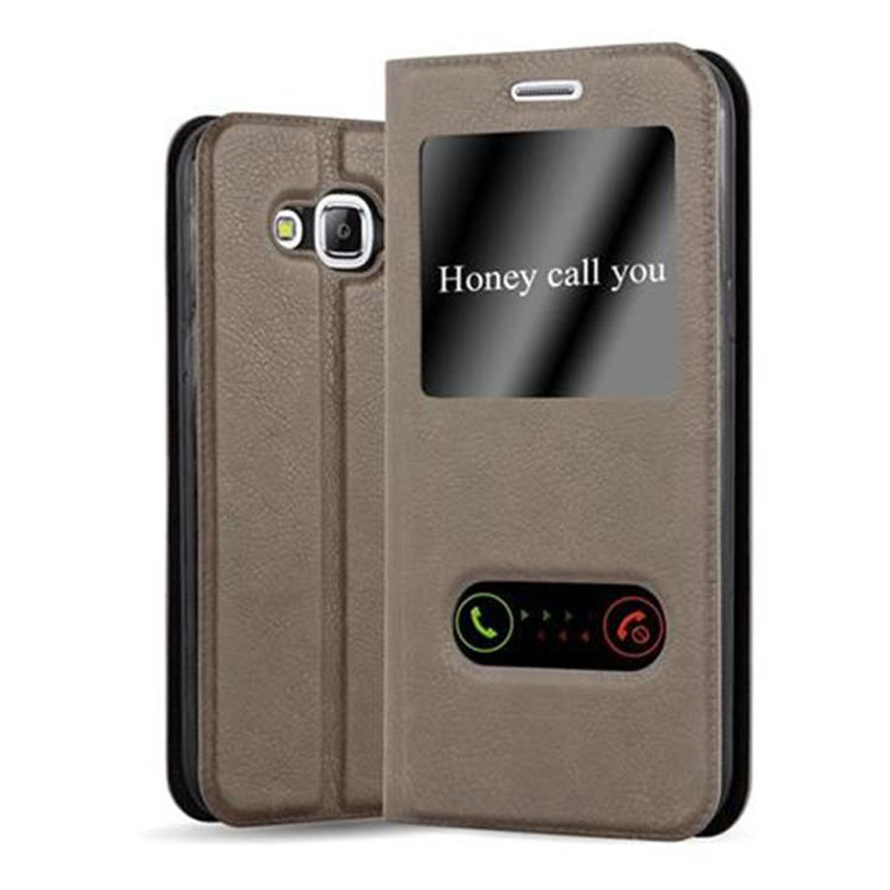 Custodia marrone per telefono, aperta. Testo sullo schermo: Honey ti chiama. Pulsanti di chiamata.