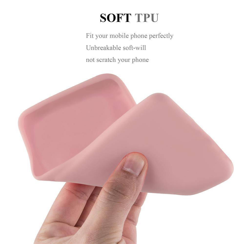 Una mano che tiene una custodia per telefono in TPU morbida rosa. La custodia è flessibile.