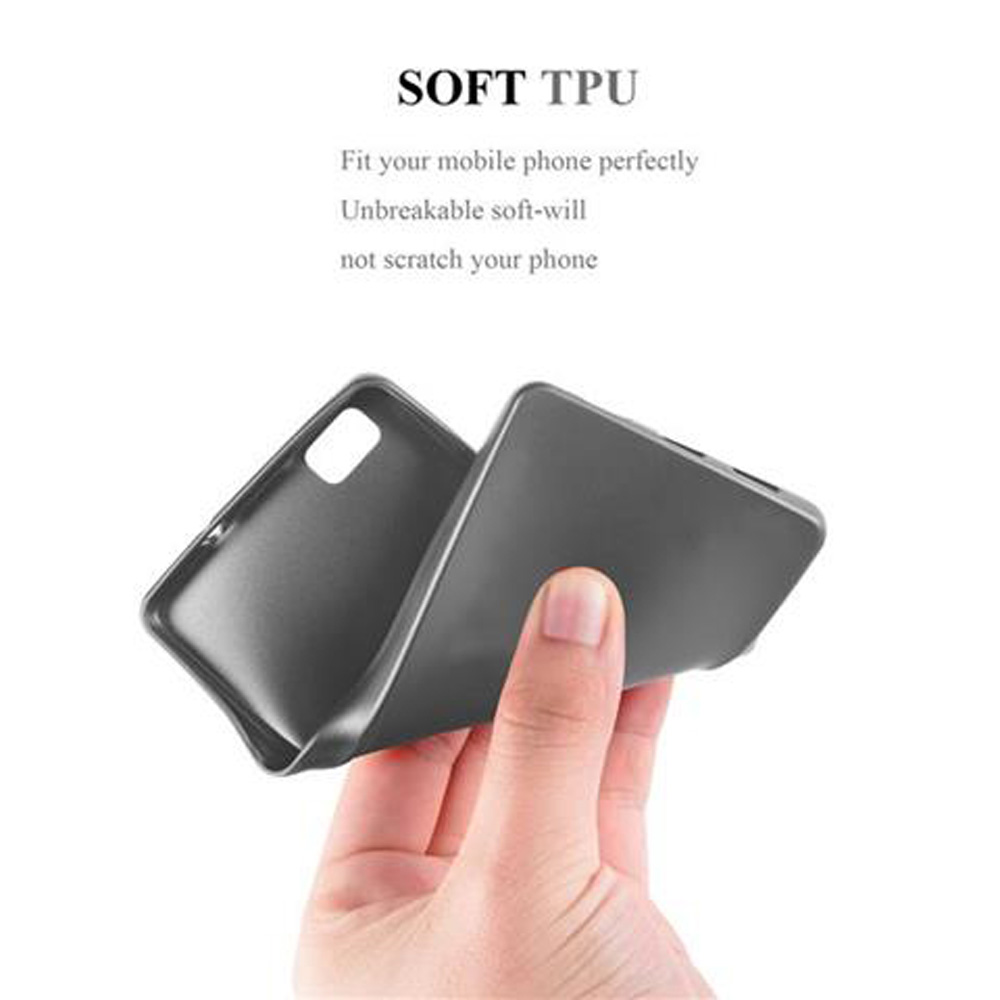 Se sostiene una funda gris para teléfono. El texto es blanco y dice Soft TPU.