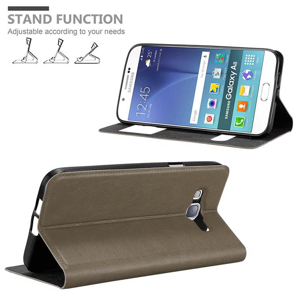 Smartphone in custodia marrone, aperto per mostrare lo schermo.