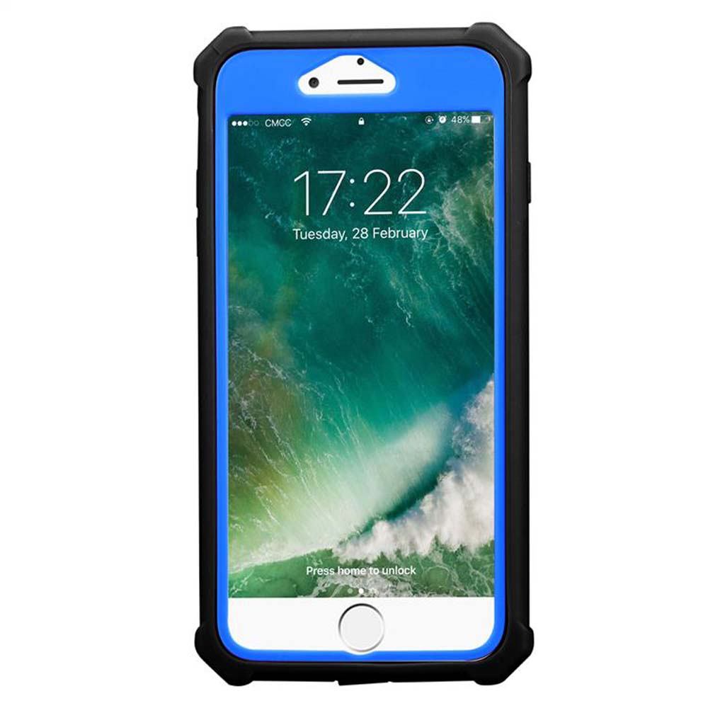 Telefono con protezione schermo blu, custodia nera e blu. Visualizza l'ora 17:22. Testo: Premi Home per sbloccare.