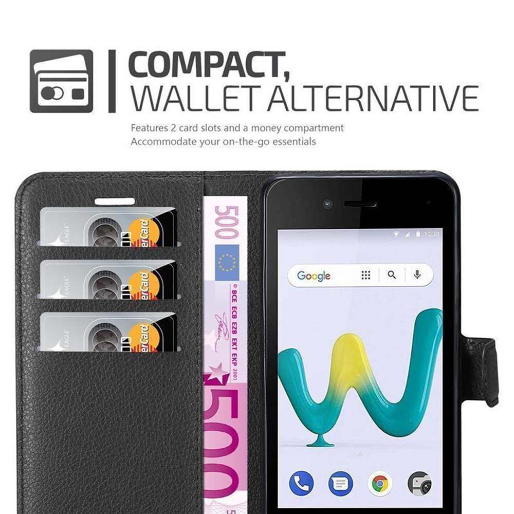 Ein schwarzes Telefon in einer offenen, roten Brieftasche. Drei Kreditkarten befinden sich im Portemonnaie.