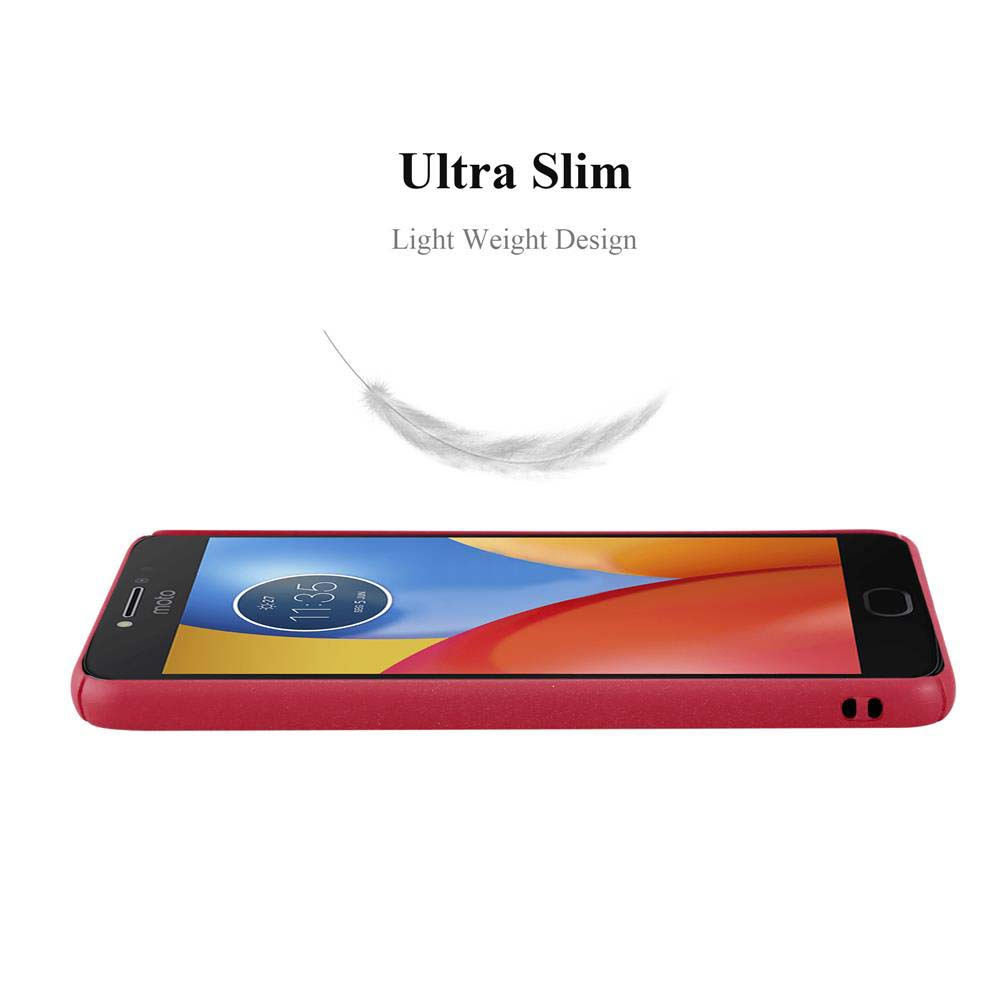 Un telefono rosso con custodia su sfondo bianco. La custodia è ultra sottile e leggera.