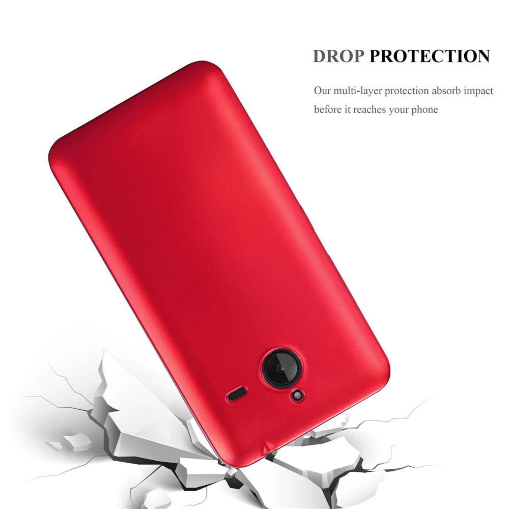 Custodia per telefono rossa. Una custodia per telefono rossa sta cadendo e rompe il cemento.