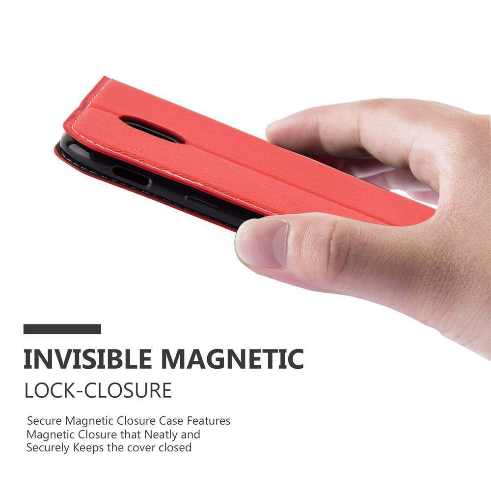 Una custodia rossa per telefono che viene chiusa da una mano. La custodia è rossa e ha una chiusura magnetica. Lo sfondo è bianco.