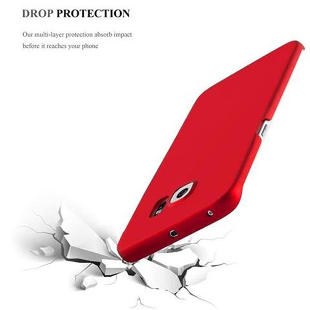 Una custodia per telefono rossa sta cadendo su una superficie incrinata. La custodia ha un foro per la fotocamera e un bordo arrotondato.