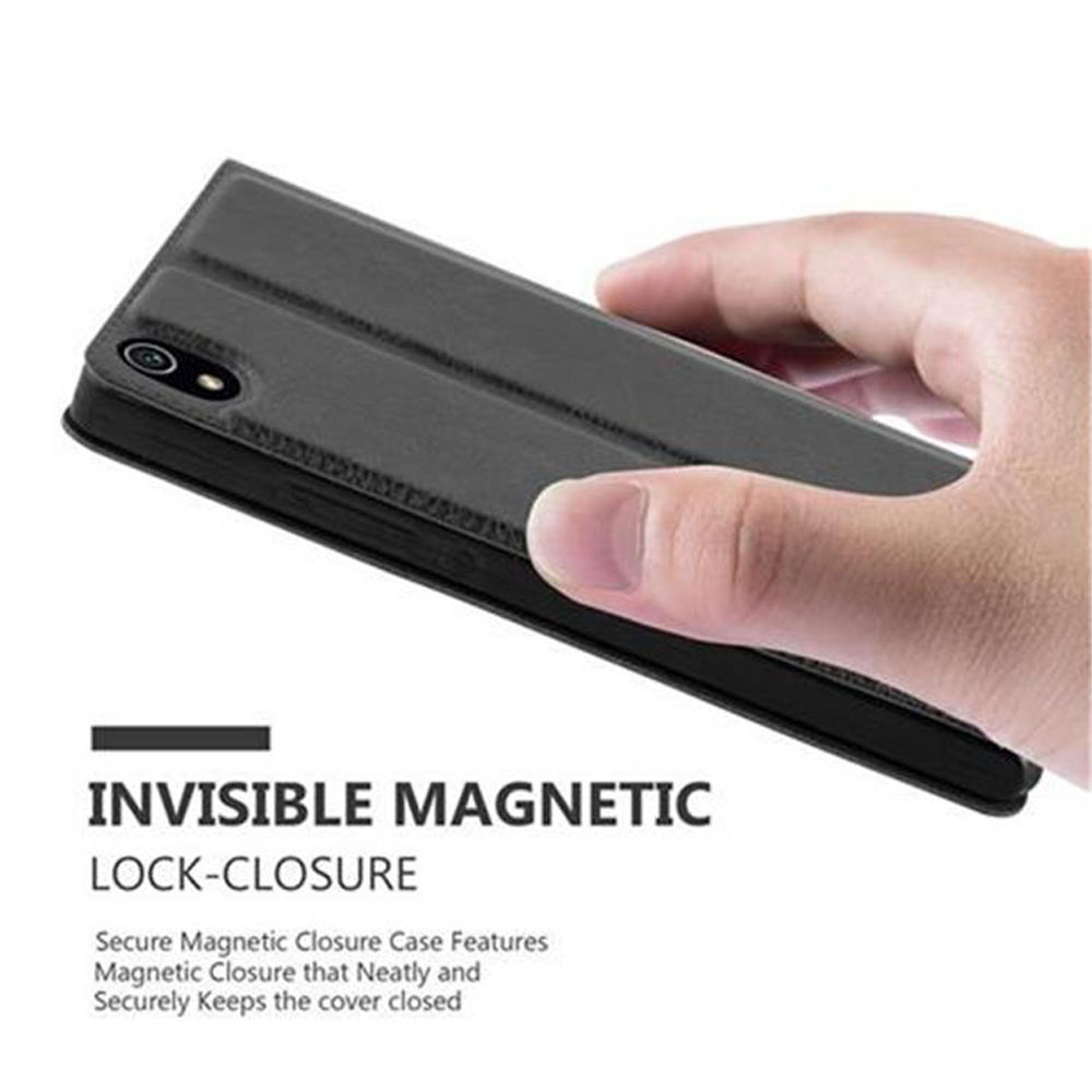 Mano sosteniendo una funda negra cerrada. La funda tiene cierre magnético invisible.