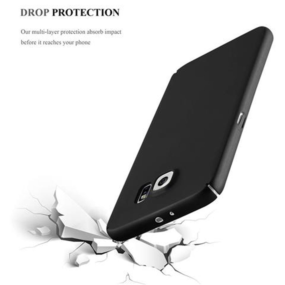 Ein schwarzes Telefon in einer Hülle scheint auf eine Oberfläche zu fallen, vor weißem Hintergrund.
