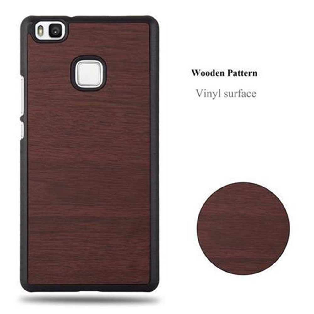 Una custodia per telefono ha un motivo in legno. Un cerchio marrone scuro è accanto alla custodia del telefono.