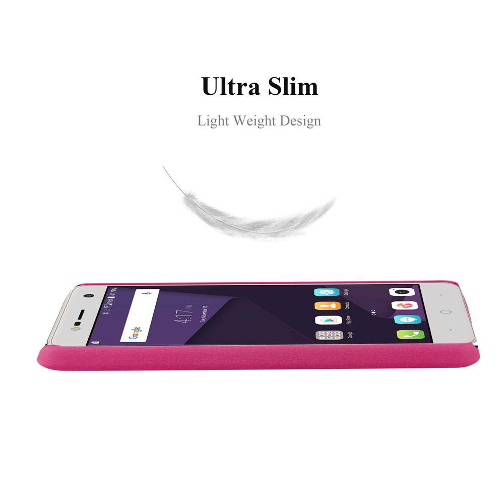 Un telefono in una custodia rosa. Una piuma fluttua sopra il telefono. Il telefono è su sfondo bianco.