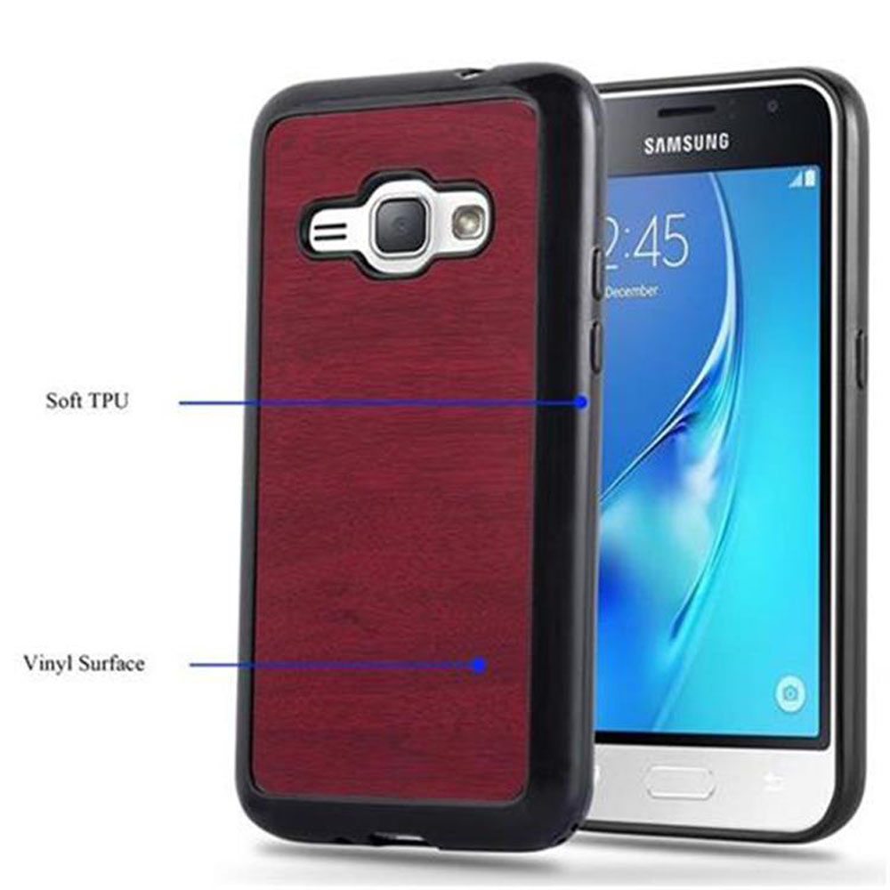 Telefono in una custodia. La custodia è rossa e nera. Il testo recita Soft TPU e Vinyl Surface.