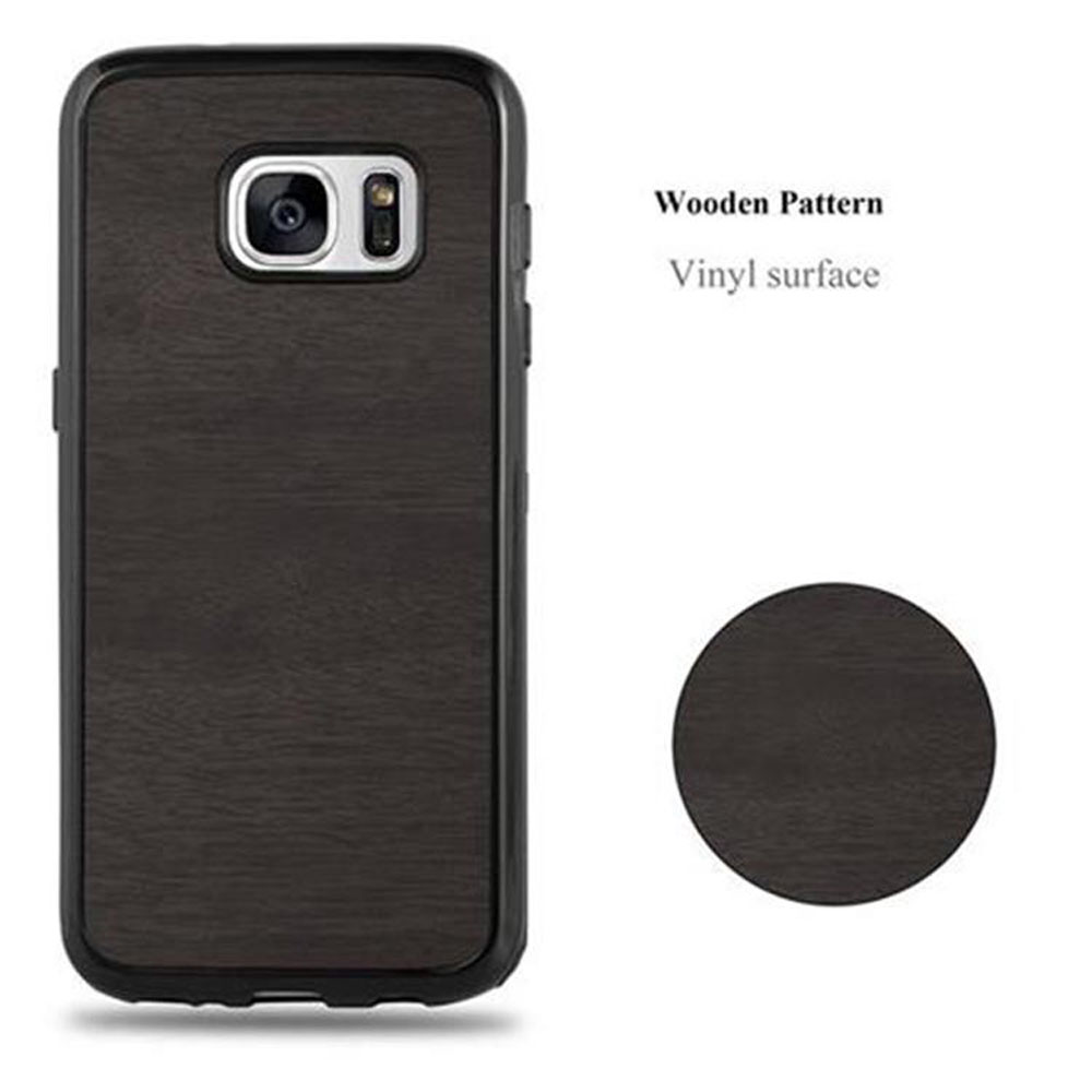 Una custodia per telefono con motivo in legno. Un cerchio con lo stesso motivo è a destra del telefono.