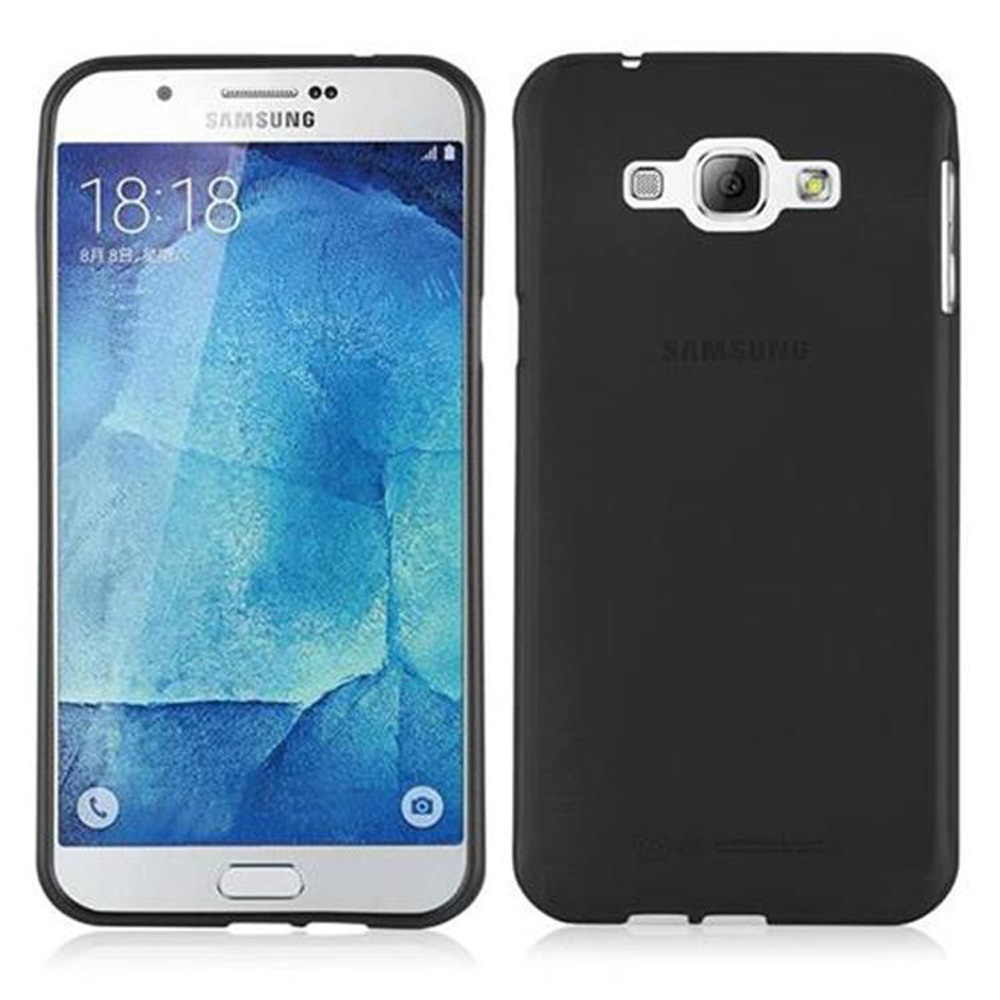 Uno schermo di smartphone mostra l'ora, con una custodia nera a destra.