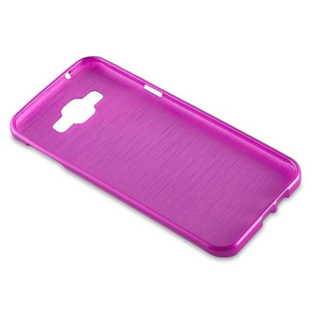 Eine magenta Handyhülle mit Aussparungen für Kamera und Knöpfe wird gezeigt.