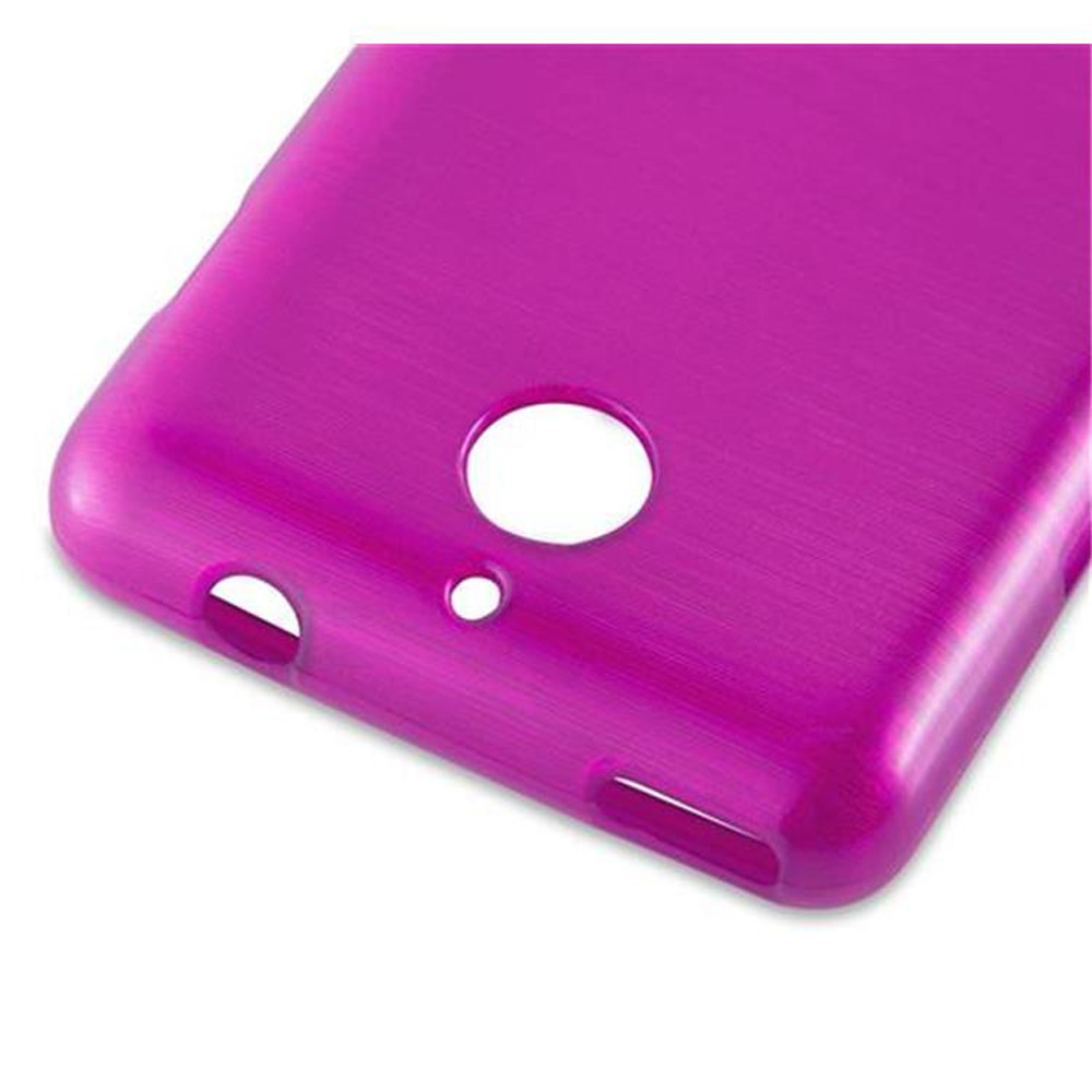 Primer plano de una funda de teléfono rosa. La funda tiene un acabado liso con agujeros para la cámara y los puertos.