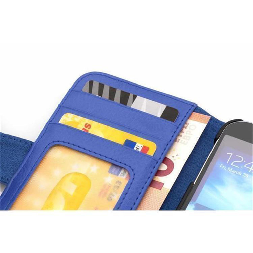 Funda de teléfono azul con tarjetas de crédito y dinero dentro, mostrando una pantalla.