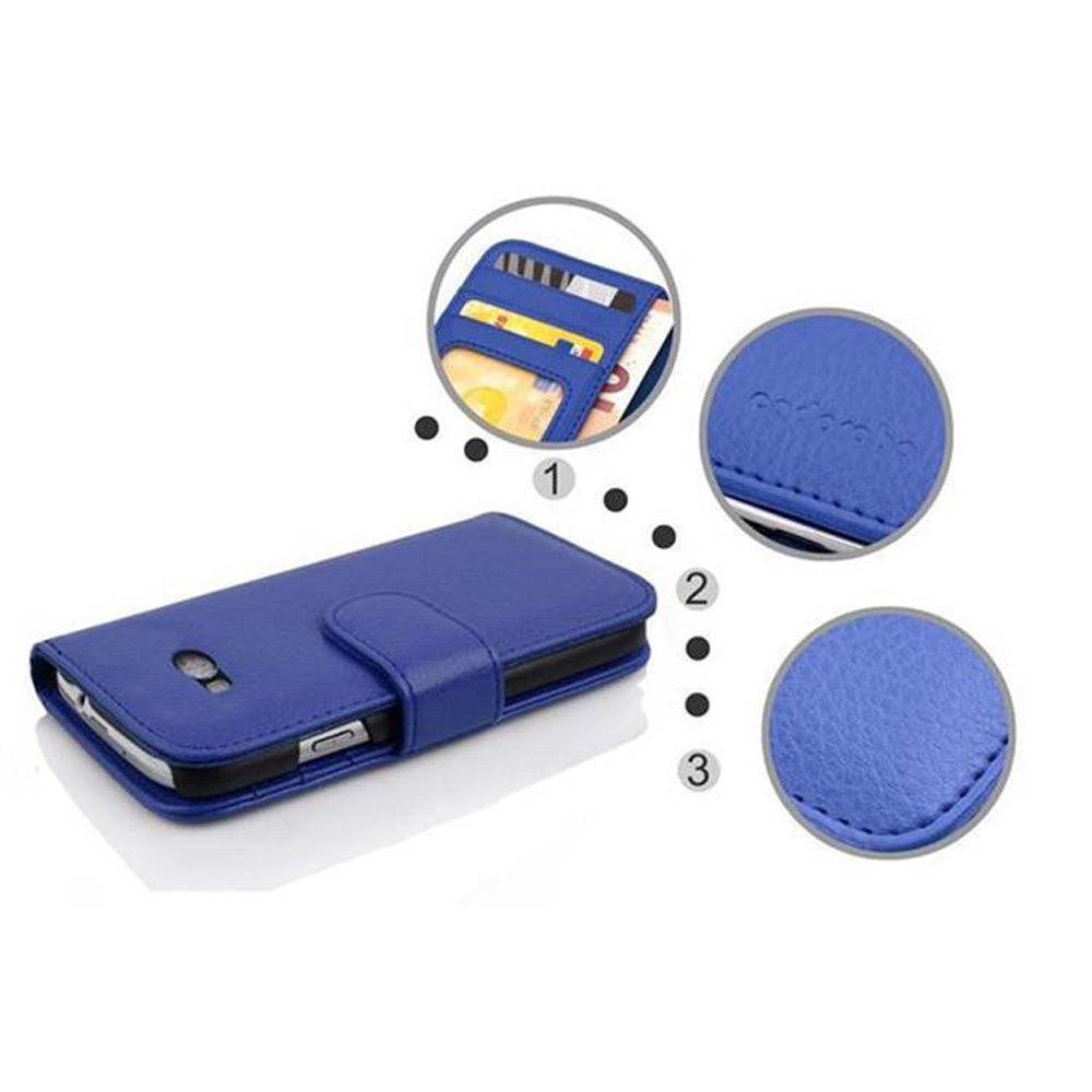 Funda azul para teléfono con teléfono dentro. Detalles muestran costuras y ranuras para tarjetas.
