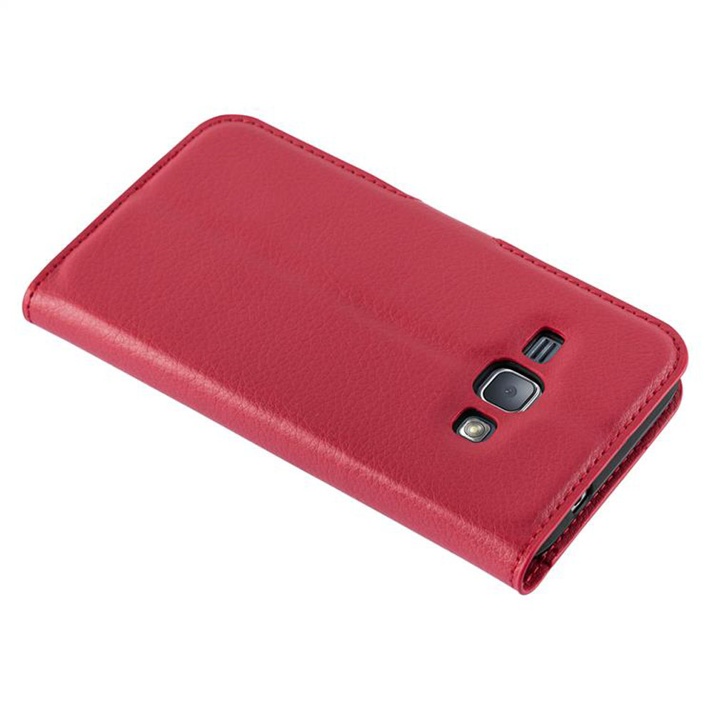 Custodia rossa con foro fotocamera. La custodia è su una superficie bianca. Lo sfondo è bianco.