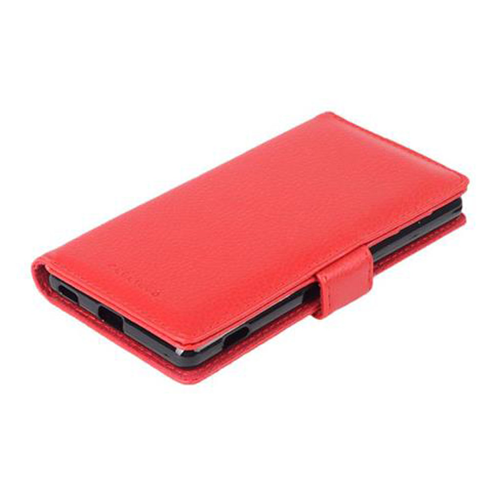 Funda de teléfono roja con tapa y cierre magnético; un teléfono negro en su interior.