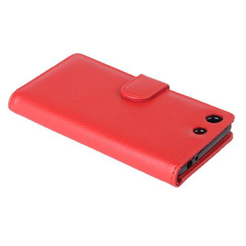 Funda roja para teléfono cerrada, con un botón. Fondo blanco.