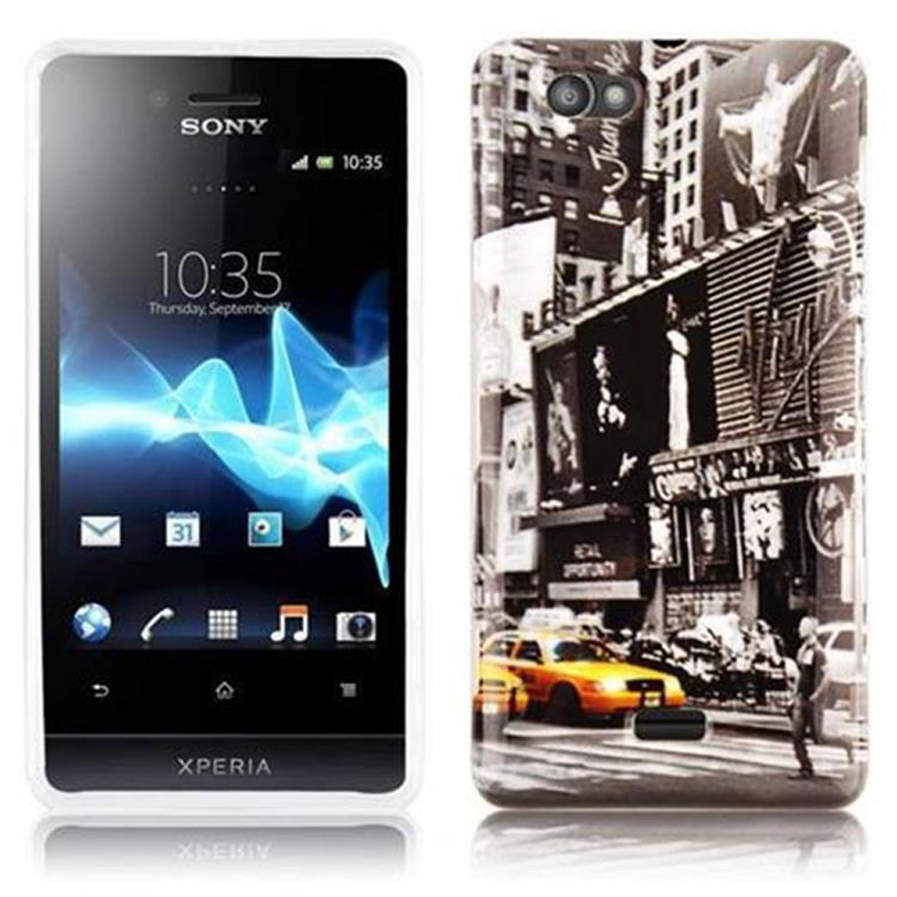 Smartphone mit NYC Times Square Cover. Telefon zeigt Zeit und Datum. Weiße Ränder.
