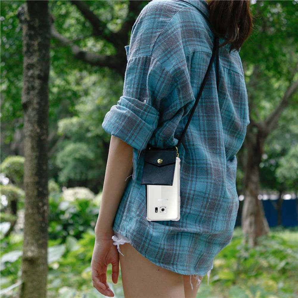 Una donna che indossa una camicia a quadri turchese con una custodia nera per telefono su una tracolla.