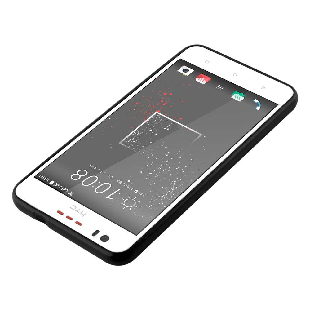Teléfono HTC en una funda negra sobre una superficie blanca. La pantalla muestra la hora y la fecha. El logotipo de HTC es visible.