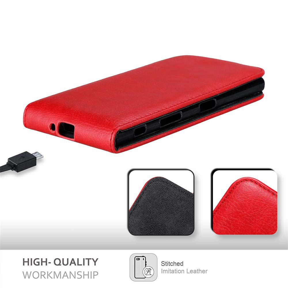 Viene mostrata una custodia rossa per telefono. Ha un design in similpelle cucita. Viene mostrata una porta di ricarica.