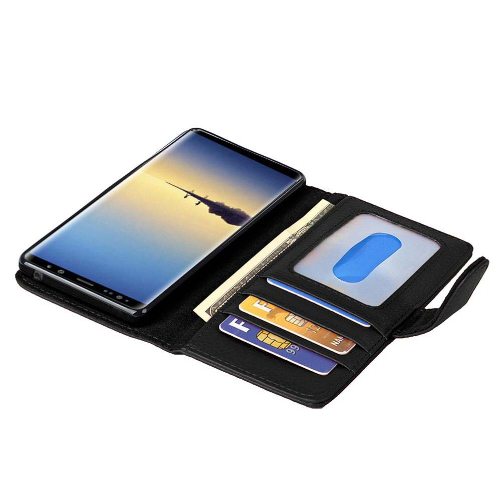 Schwarze Handyhülle mit Karten und Geld darin. Daneben ein Telefon.
