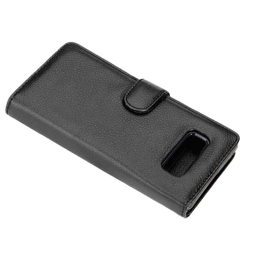 Eine schwarze Leder-Handyhülle, geschlossen, mit Verschluss und Aussparung für die Kamera des Telefons.