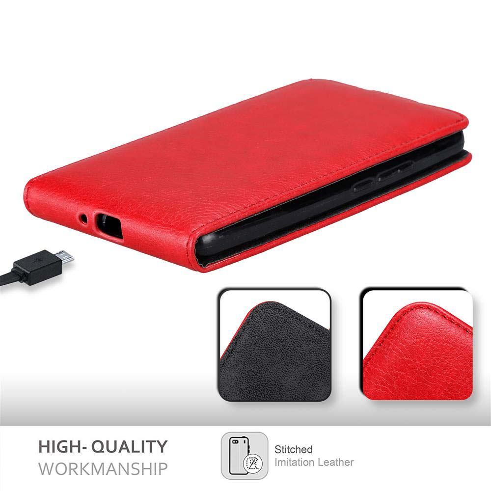 Una custodia in pelle rossa aperta, che mostra un telefono e un cavo di ricarica. Il testo dice 'High-Quality Workmanship'.