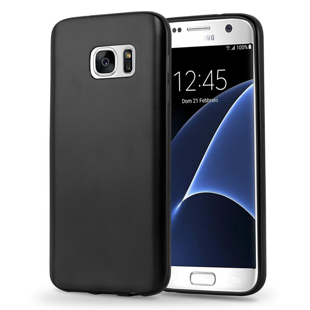 Un teléfono negro con funda negra, la pantalla encendida, mostrando la hora.