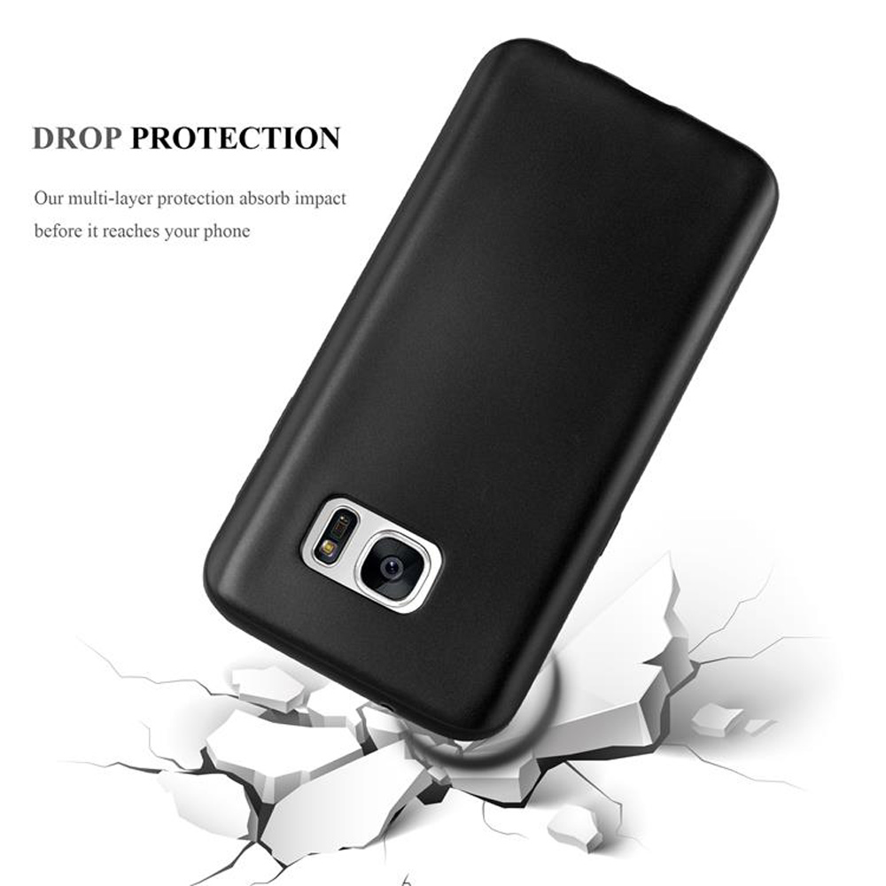 Una funda de teléfono negra está suspendida sobre hormigón blanco roto, mostrando protección contra caídas.